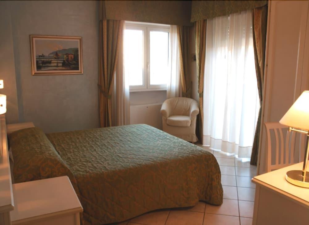 Hotel Residence Veliero Риччоне Екстер'єр фото