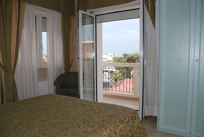 Hotel Residence Veliero Риччоне Екстер'єр фото